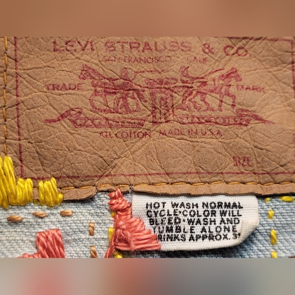 Vintage Levi's Mens Light Blue Denim Jacket w/ Southwestern Embroidery - Size 40 - Picture 3 of 10